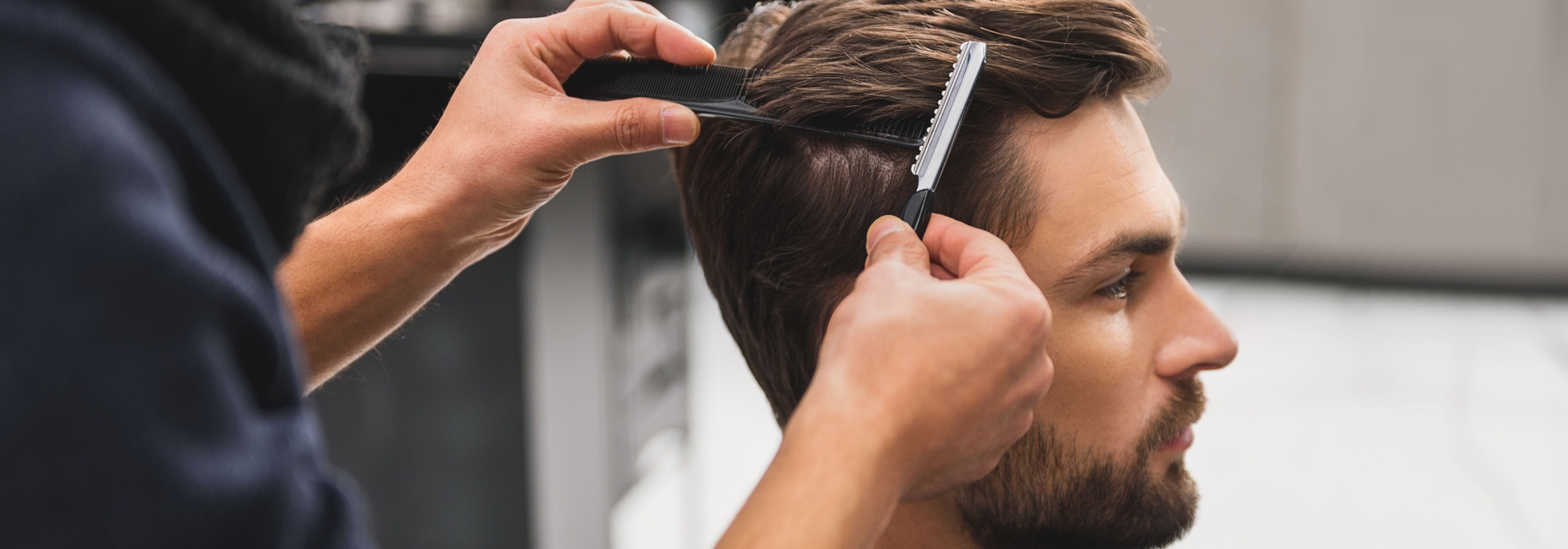 Nous prenons soin de tous les cheveux et réalisons tous types de coupes et de coiffures, des mèches, des balayages, ainsi que des colorations et des permanentes.